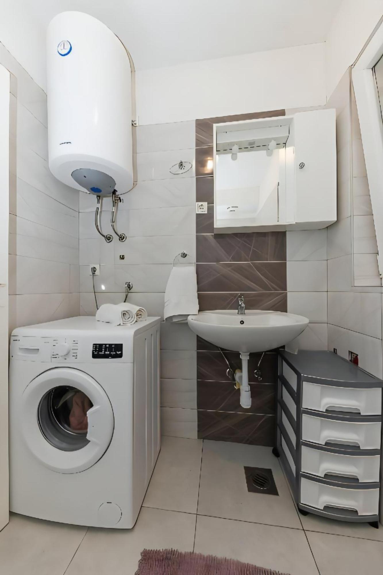 House Niko M With 6 Apartments 스플리트 객실 사진