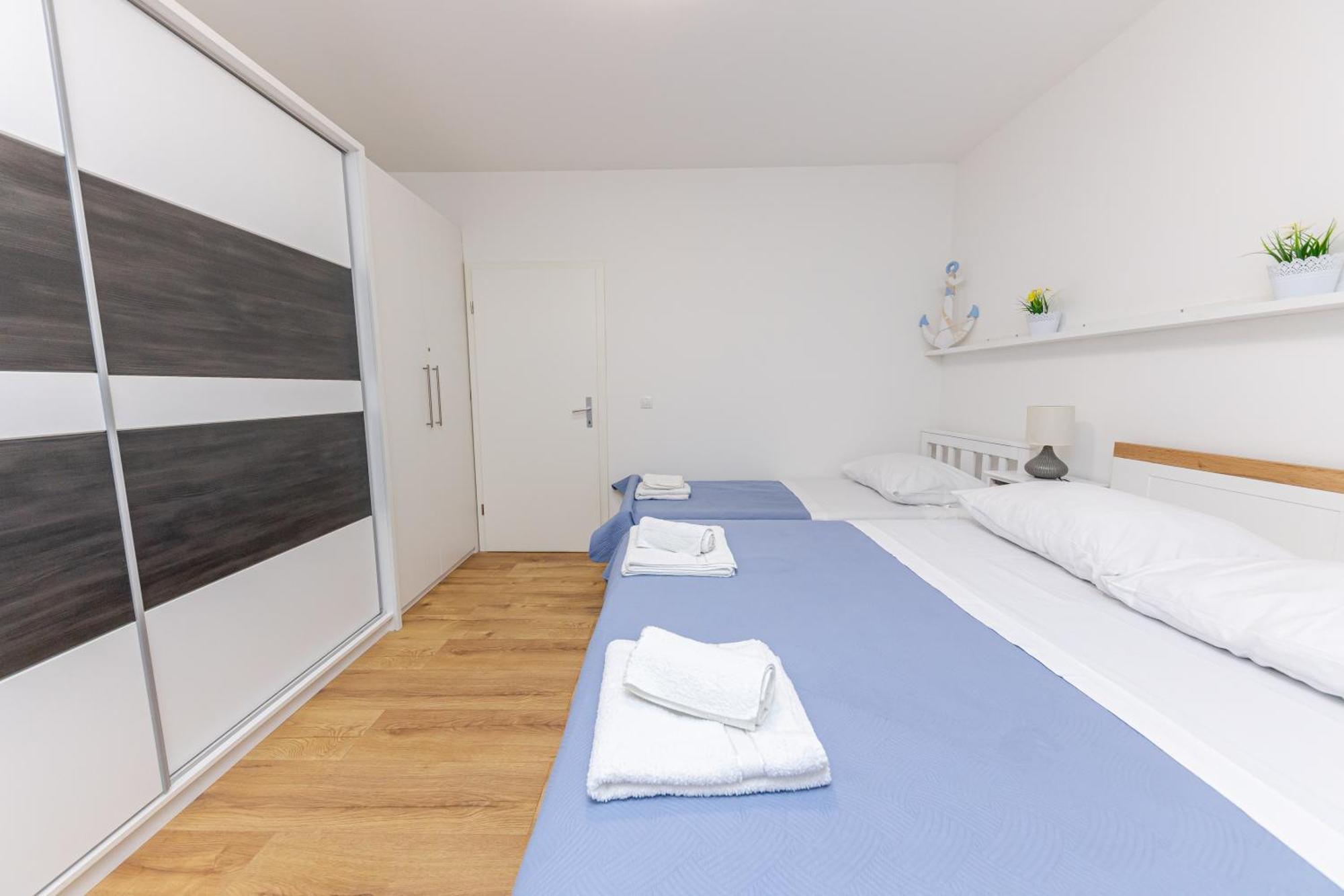 House Niko M With 6 Apartments 스플리트 외부 사진