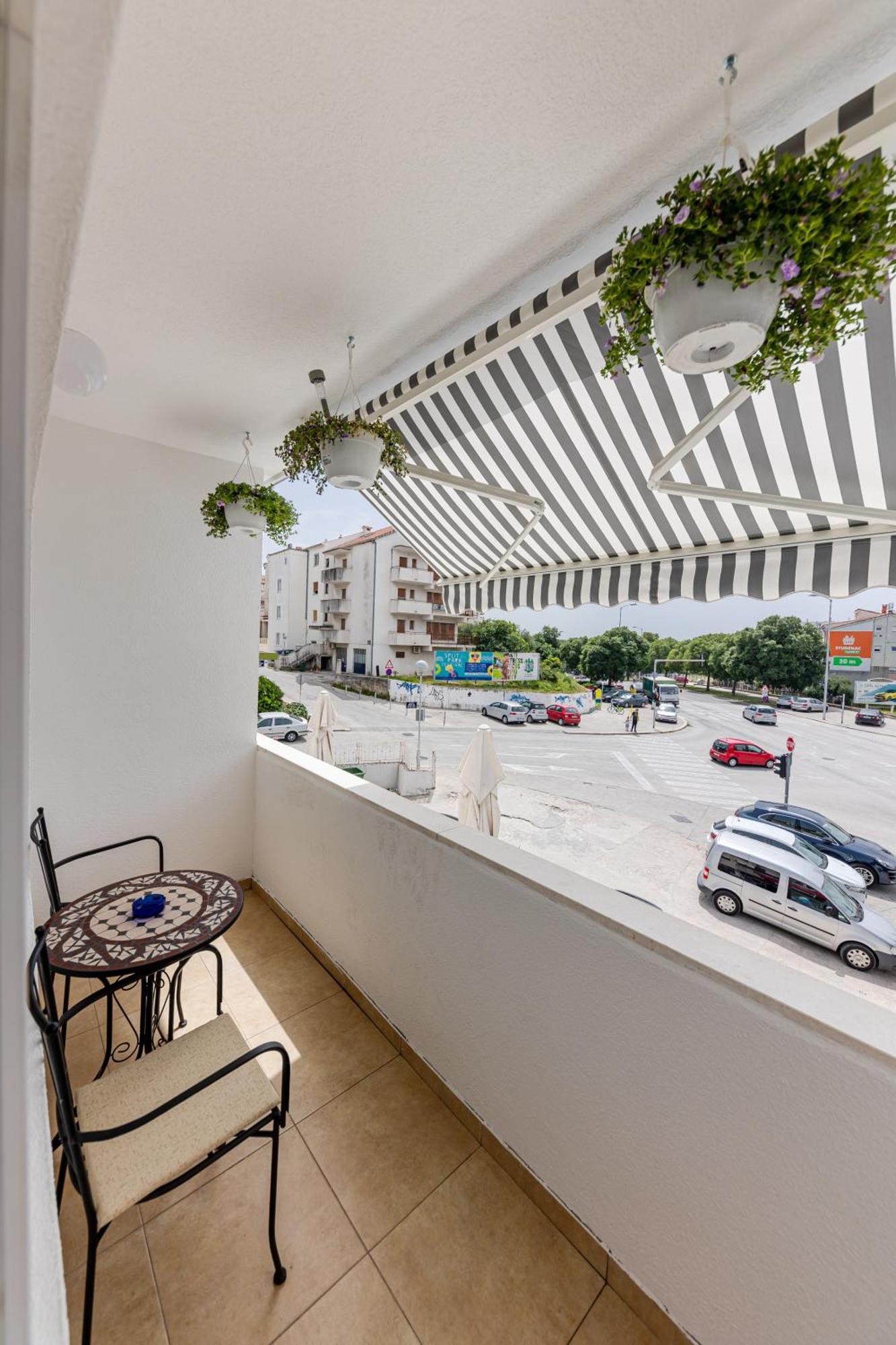House Niko M With 6 Apartments 스플리트 외부 사진