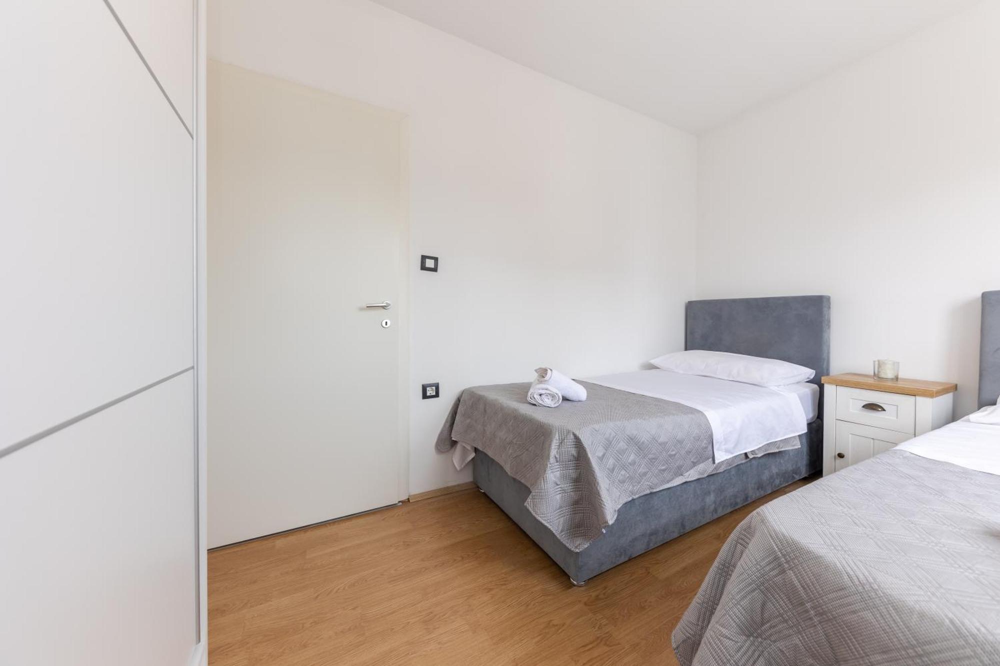 House Niko M With 6 Apartments 스플리트 외부 사진