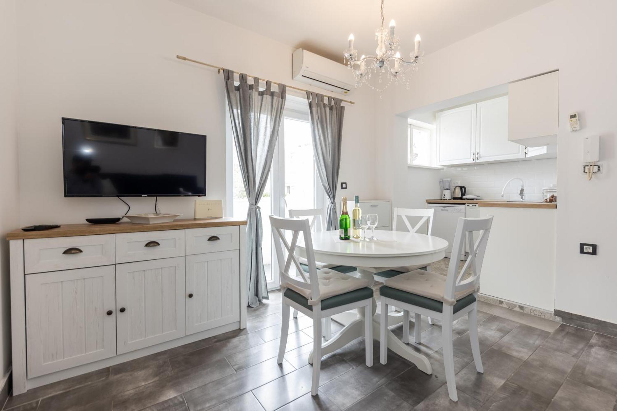 House Niko M With 6 Apartments 스플리트 외부 사진