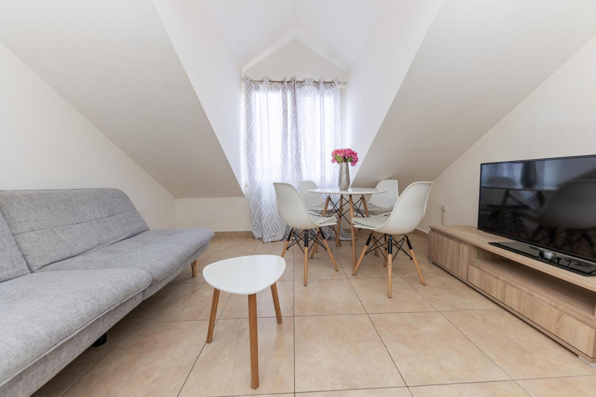 House Niko M With 6 Apartments 스플리트 외부 사진